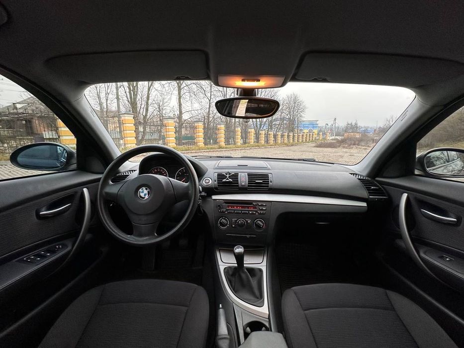 Автомобіль BMW 1 Series 2009