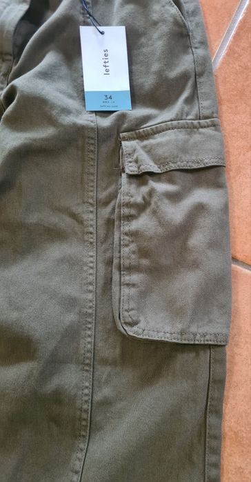 Calças largas tipo tropa