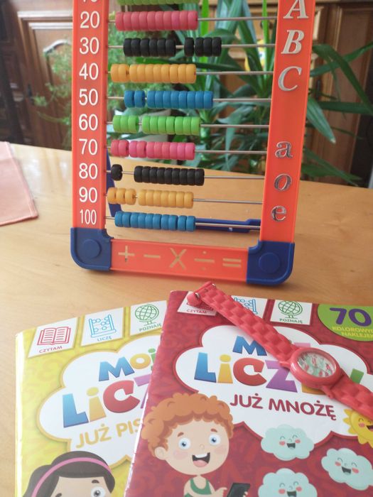 Liczydło, zegarek, książeczki