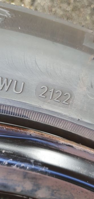 4 jantes com pneus semi-novos e tampões