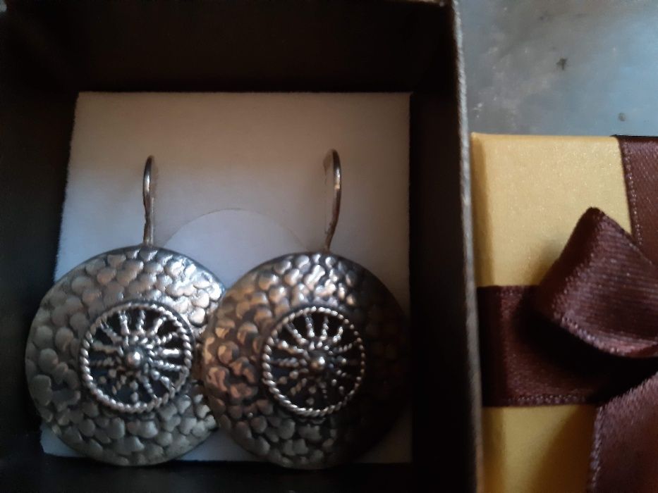 Brincos em prata contrastada, nunca usados