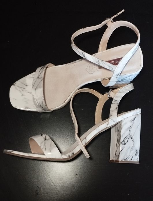 Sandálias com tira e fivela PRIMARK