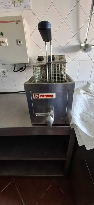 Fritadeira industrial Eitramo em inox com válvula de drenagem - funcional