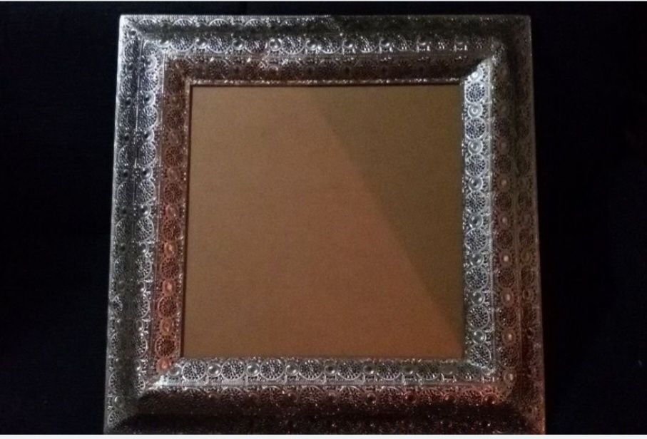 Entirely handcrafted silver frame.446402746501058560