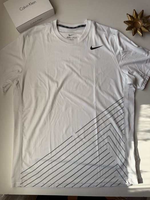 Спортивна футболка nike dri-fit біла з принтом (l)