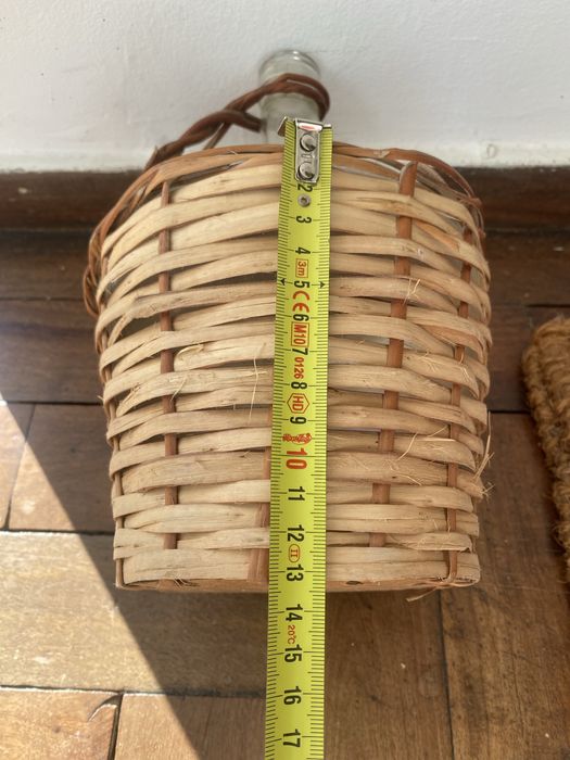 Garrafão com pega em vime