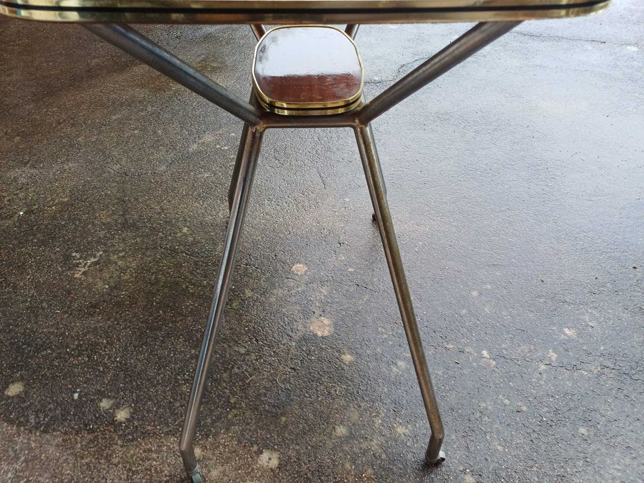 Mesa antiga de TV, em fórmica, dos anos 60