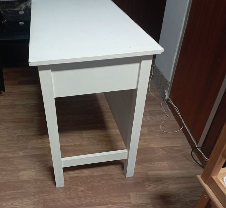 Secretária com  2 gavetas com chave