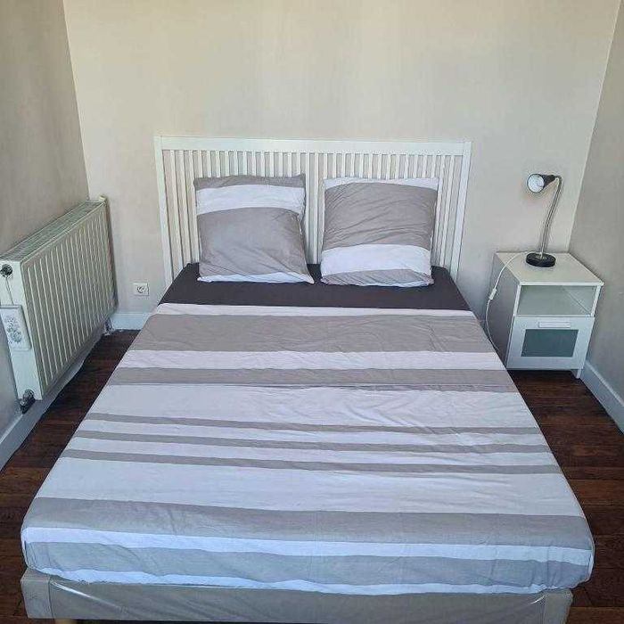 T-3 Mobilado+ equipado, com pátio,no Centro Lisboa. Ler texto.