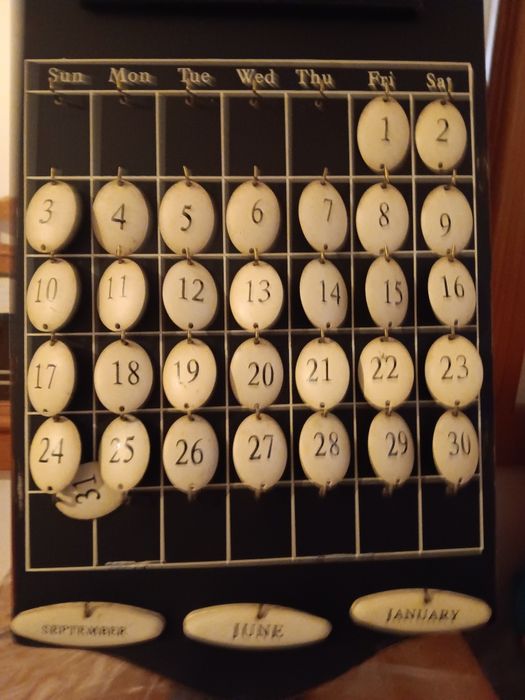 Moldura/ Calendário em madeira e metal