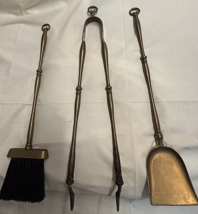 Frente de lareira em metal dourado e base com 3 acessórios em ferro dourado