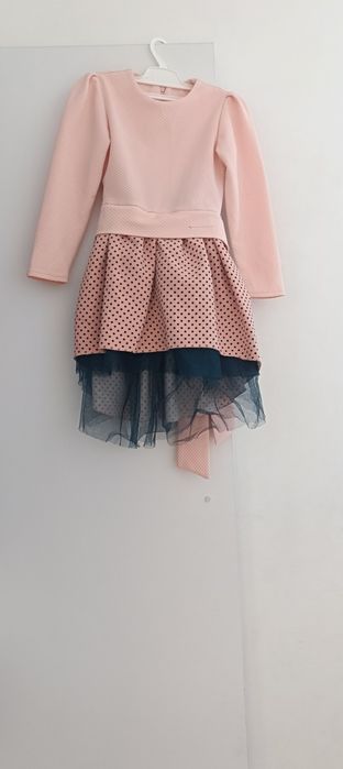 Продам красивое платье на 5-6 лет (рост 110-116 см)