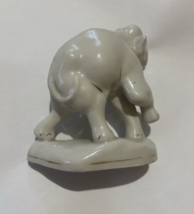 Фарфоровая статуэтка слон