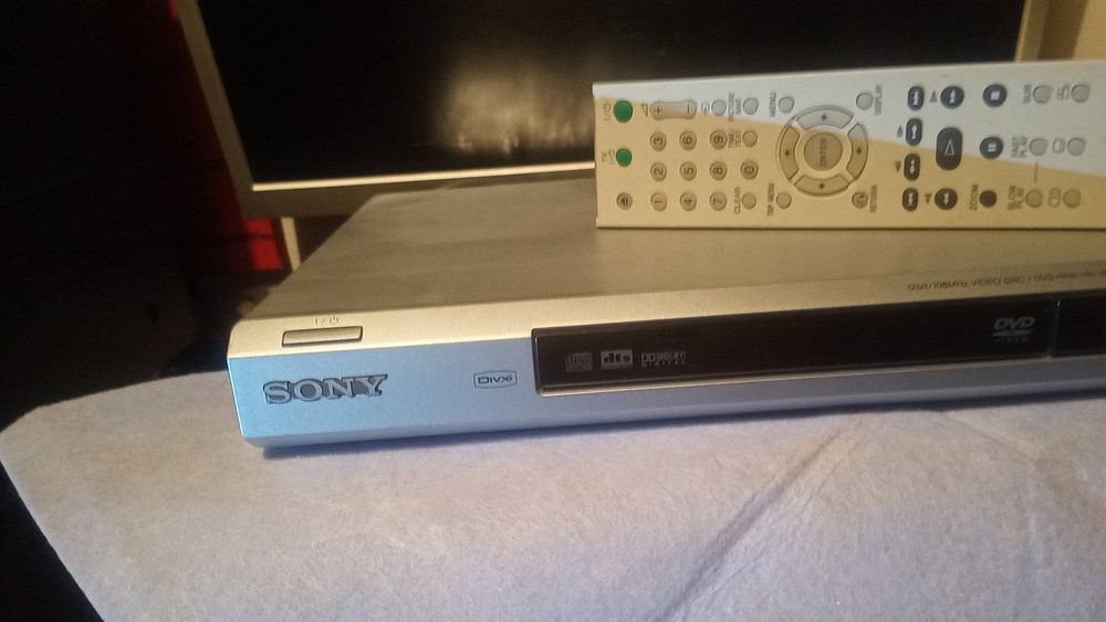 Leitor de CDs e DVD's Sony com comando