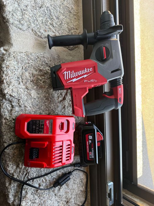 Berbequim Perfurador Milwaukee M18 FHX + Bateria 5.5Ah HIGH OUTPUT + Carregador