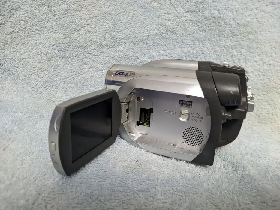 Видеокамера panasonic  VDR-D160 с 30× оптическим зумом