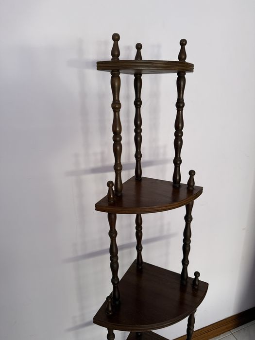 Estante de canto em madeira