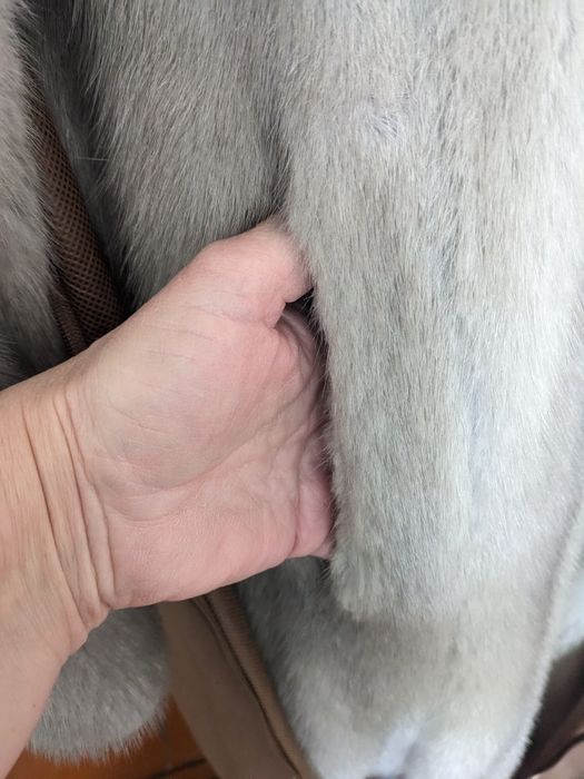 Длинная норковая шуба с капюшоном серого цвета