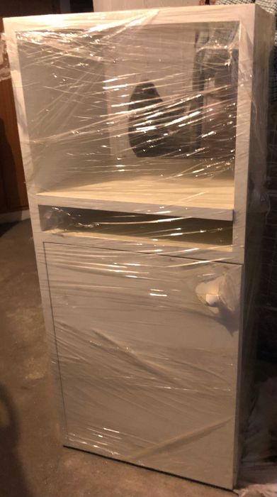Móvel branco para quarto de criança.