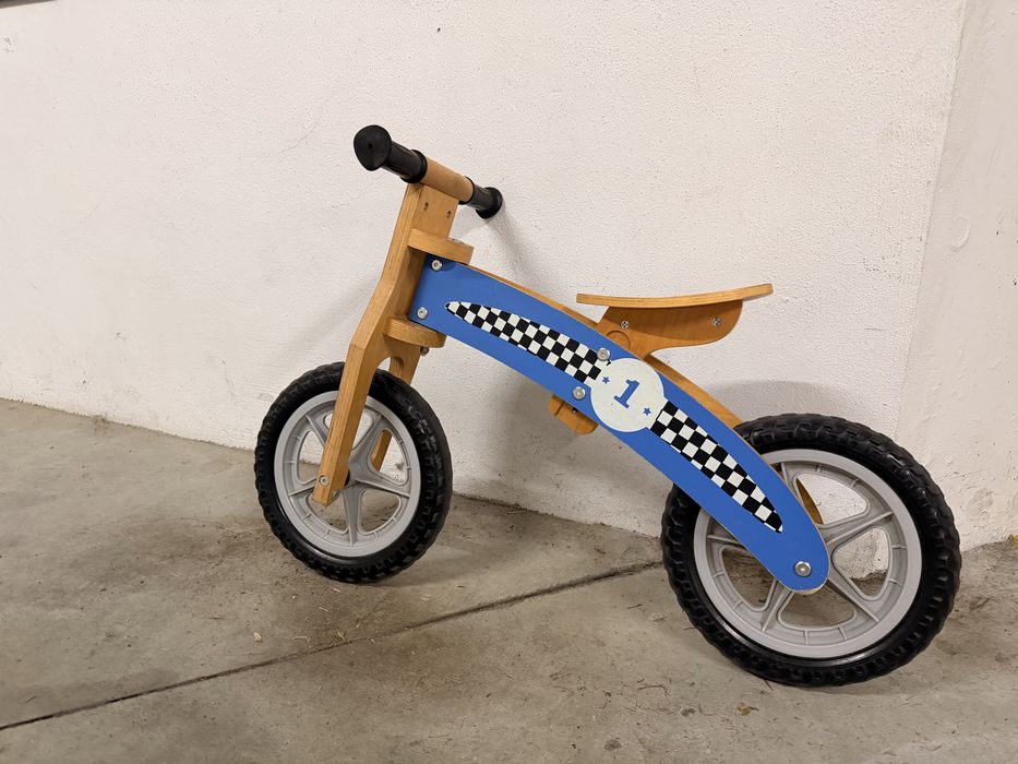 Bicicleta de equilibrio em madeira