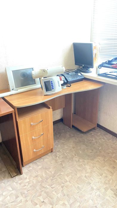 Офісний стіл із шафами