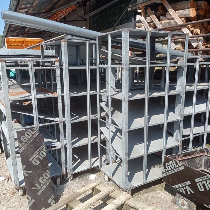 Wózki transportowe do jaj , regały.