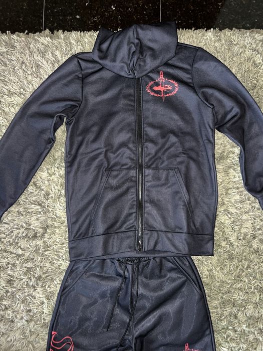 Conjunto de Moletom Preto com Estampa Vermelha