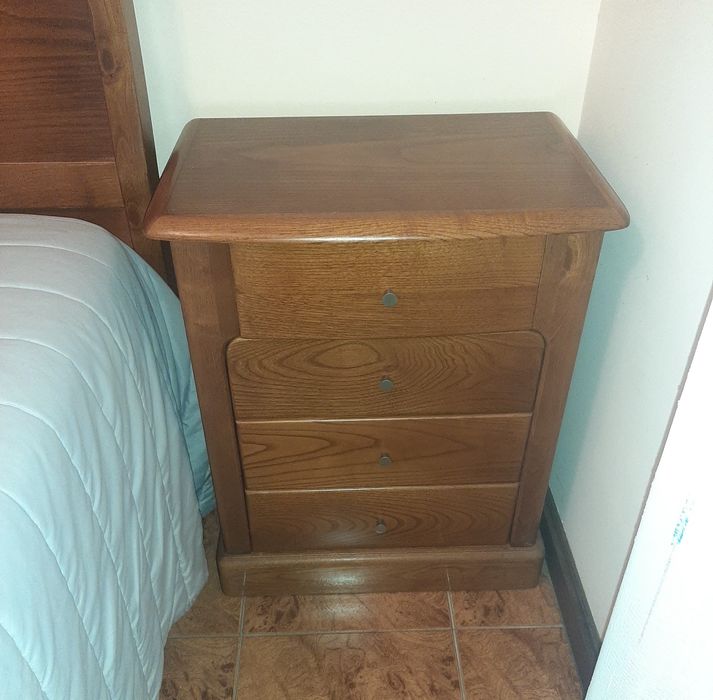 Cama casal 190x 140 como nova , 1 cómoda e 2 mesinhas cabeceira.