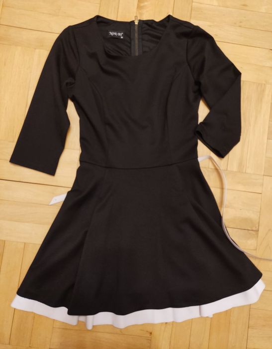 Czarna klasyczna sukienka z białą podszewką mała czarna