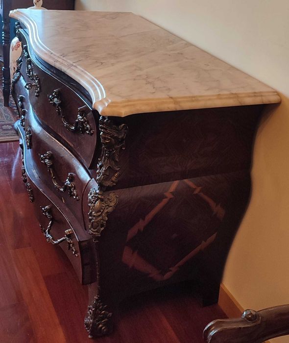 Cômoda de Barriga – Estilo Antigo e Elegante