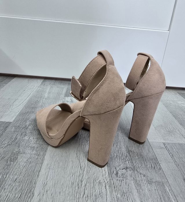 Nowe sandałki na słupku Anna Field rozm. 37