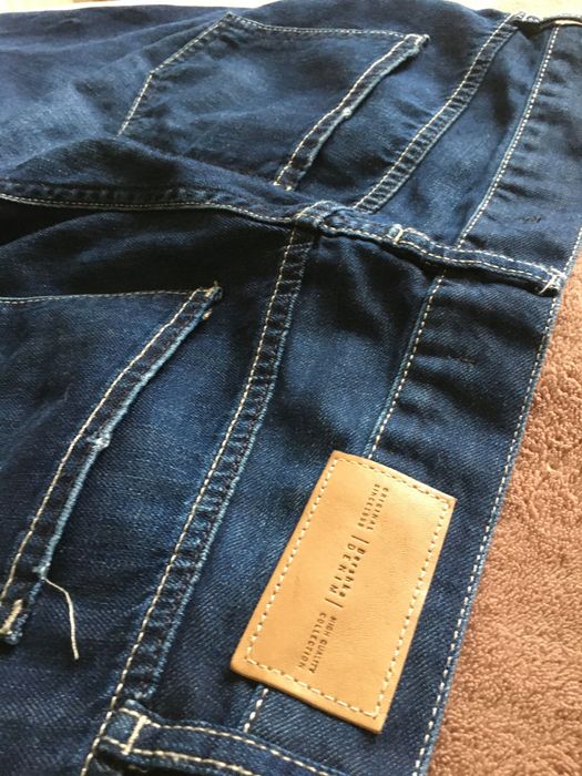 Spodnie boyfriend jeansy z dziurami firmy Bershka