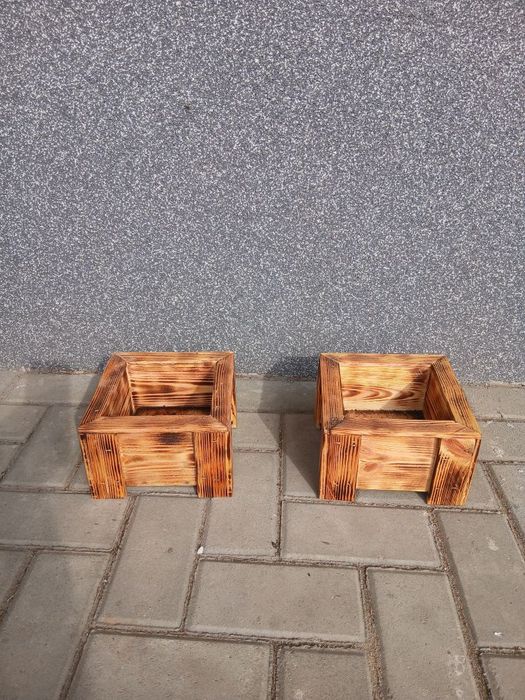 Mała donica ogrodowa drewniana