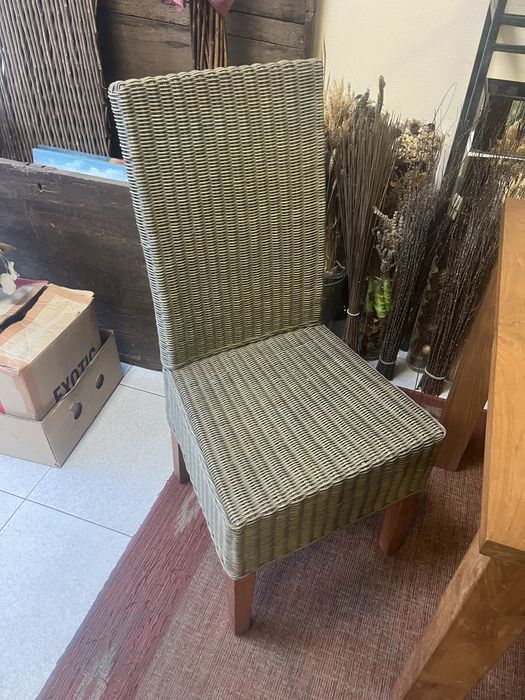 Mesa de madeira maciça 80x80 + 2 cadeiras