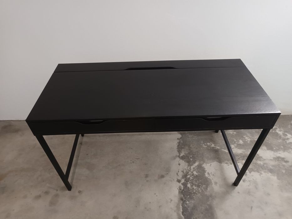 Duas mesas Secretárias ALEX, preto-castanho, 132x58cm.