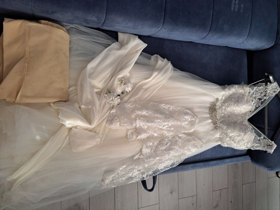 Suknia ślubna  z dodatkami