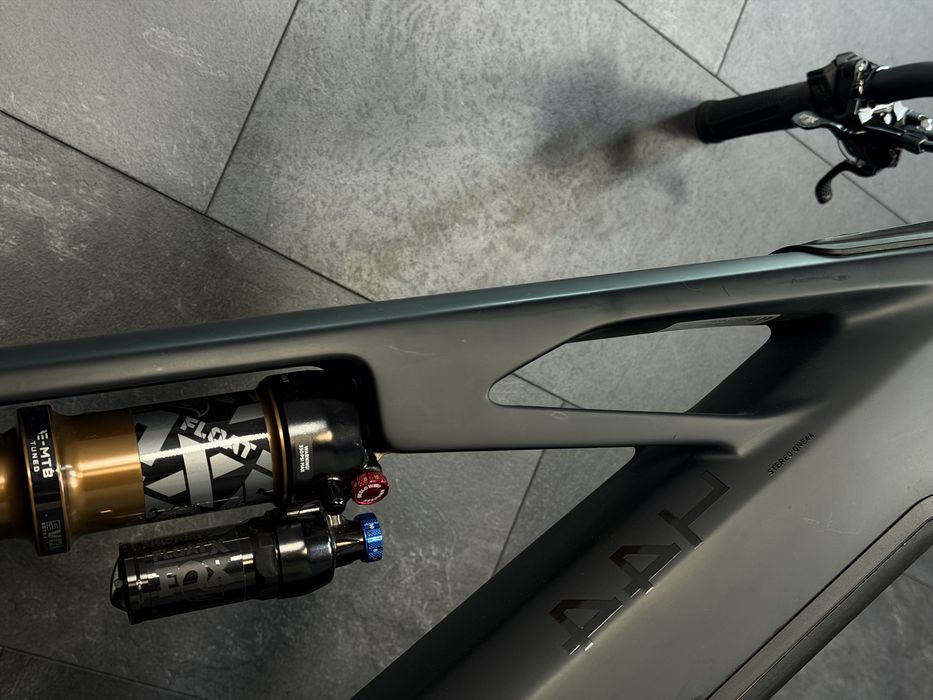 Cube Stereo Actionteam ONE44 двопідвісний карбоновий електровелосипед