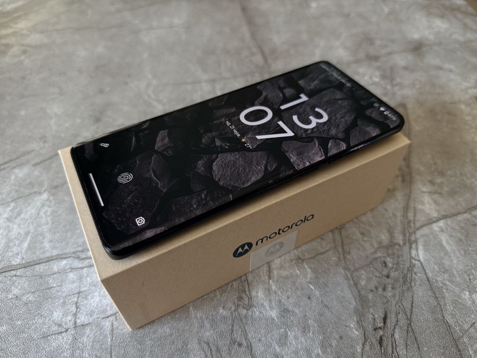 Продам Motorola edge 40 8/256. У відмінному стані!