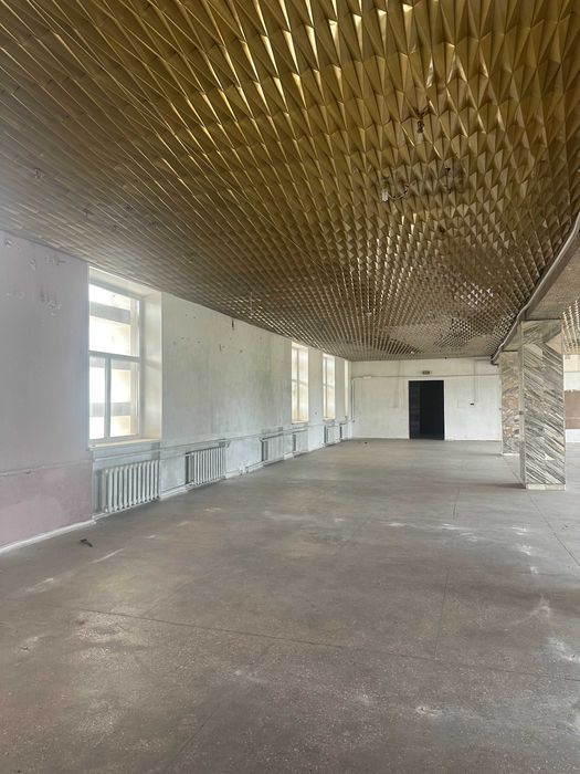 300м² біля АТБ та зупинки. Масив ЮГОК. під одяг/меблевий/студії