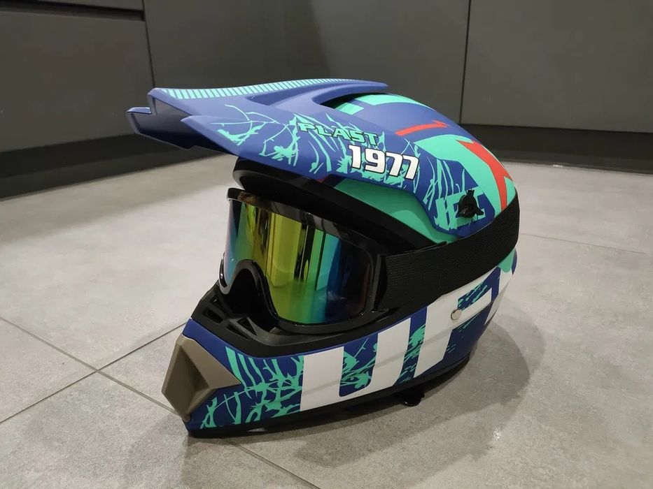 Мотошоломи на вибір, шлем, шолом, мотоцикл, екіпіровка, з окулярами