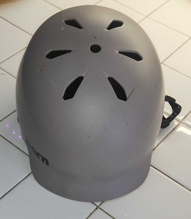 Capacetes usados para ciclista, vários