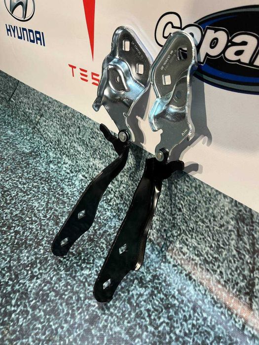 Петлі капоту ліва-права Tesla Model 3