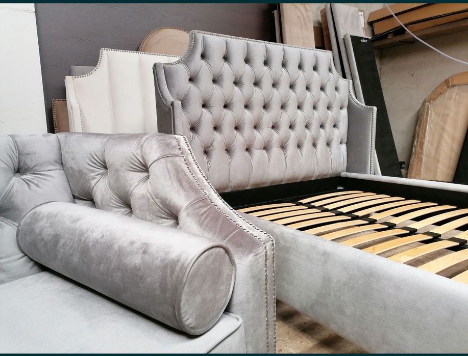 Łóżko tapicerowane glamour sypialnia panele pinezki Velvet chrom