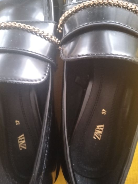 Czarne damskie mokasyny ze złotym łańcuszkiem