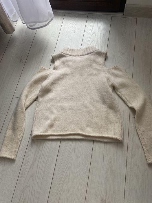 Wełniany sweter z wyciętymi ramionami Karen Millen M kremowy