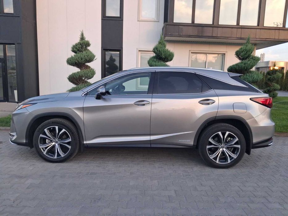 Обміняю преміальний гібрид на інше авто, нерухомість.