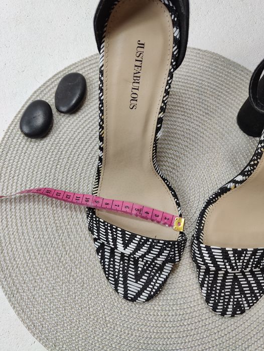 Nowe śliczne czarno białe sandałki na szerokim stabilnym słupku rozmia