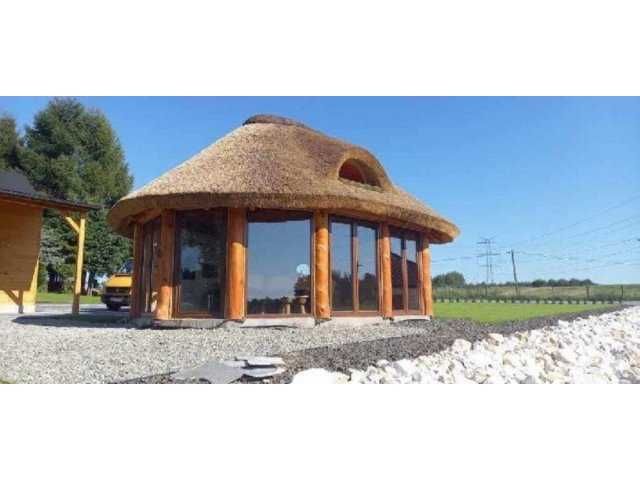 Altana biesiadna, całoroczna, kryta strzechą.