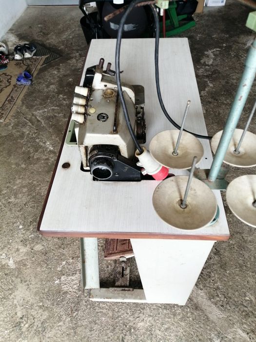 Máquina corte e cose.