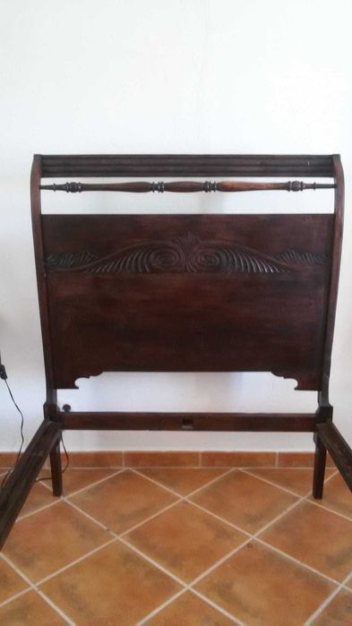 Cama antiga de madeira